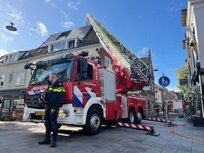 Er is een brand in de Kerkstraat: binnenstad staat vol met brandweerwagens
