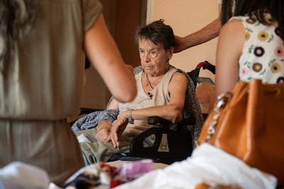 Na 71 jaar wordt invalide Maricarmen (87) met geweld en traangas uit haar huurwoning gezet: ‘Moordenaars!’