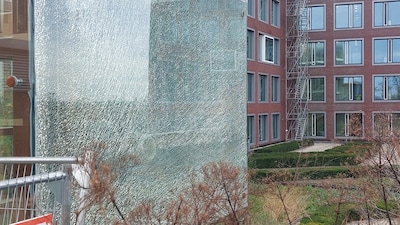 Waarom twee gloednieuwe ramen in lift bij Paleisbrug nu al verbrijzeld zijn