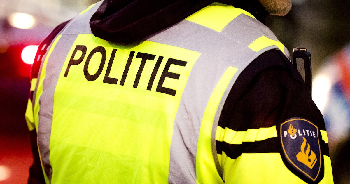 Motor rijdt tegen woning aan in Leerbroek, een persoon overleden