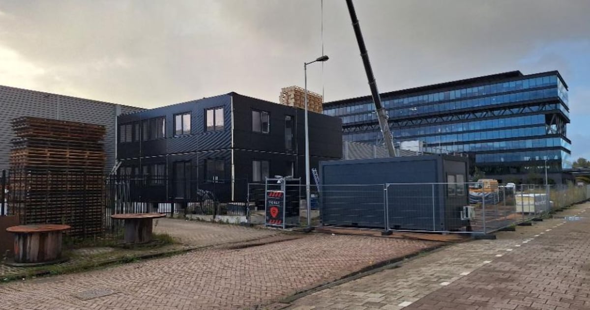 Eerste paviljoen voor Oekraïense vluchtelingen geplaatst aan Joan Muyskenweg