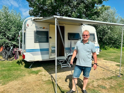 Mariam loopt het Trekvogelpad, maar vandaag zit ze liever met Evert in de schaduw achter de caravan