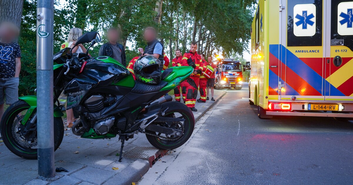 Motorrijder gaat onderuit en raakt lichtgewond in Loppersum