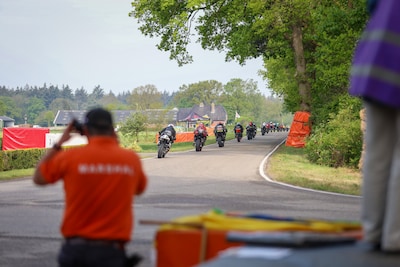 Motorrijder onderuit tijdens Road Races Hengelo, wedstrijd tijdelijk stilgelegd
