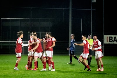 Bizarre taferelen bij NOAD’32, duel uitgespeeld zónder grensrechter én thuissupporters: ‘Flessen bie