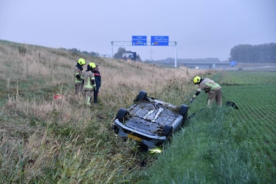 Auto belandt op de kop in sloot langs A58 bij ’s-Heer Arendskerke