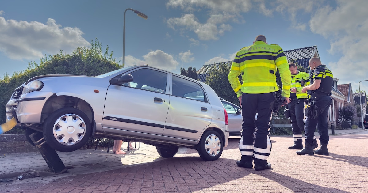 Auto eindigt op paal bij botsing op kruising in Wolvega