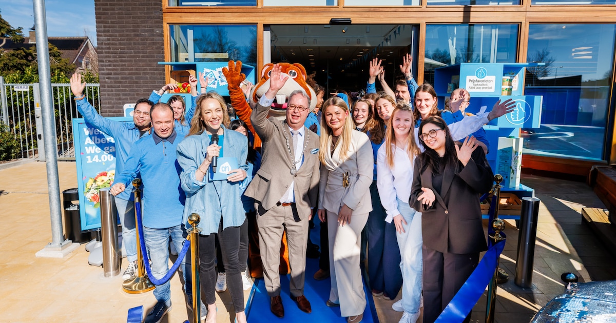 Nieuwe Albert Heijn in Zevenhuizen wordt feestelijk geopend en trekt veel bekijks