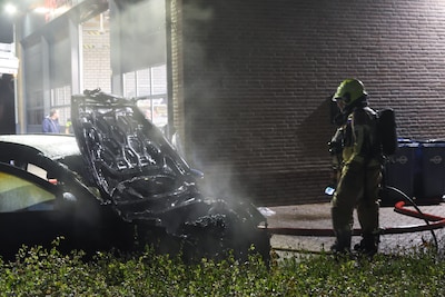 Geparkeerde auto op brandweerkazerne aan het Achterdorp vliegt in brand