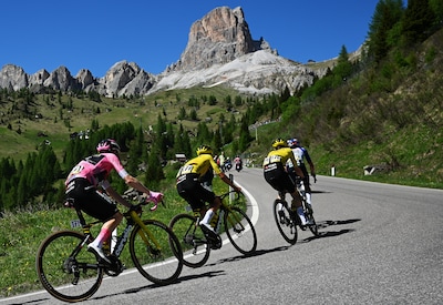 Arensman virtueel buiten podiumplaats, Italiaan springt weg uit kopgroep in loodzware rit