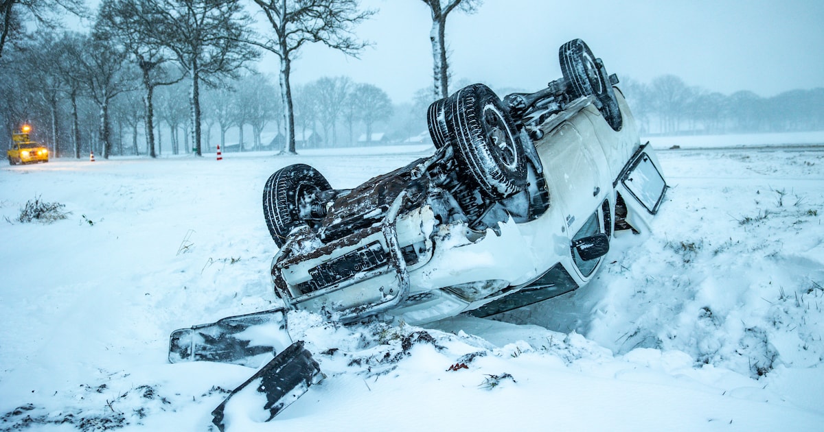 Auto belandt in greppel door gladheid in Wapserveen
