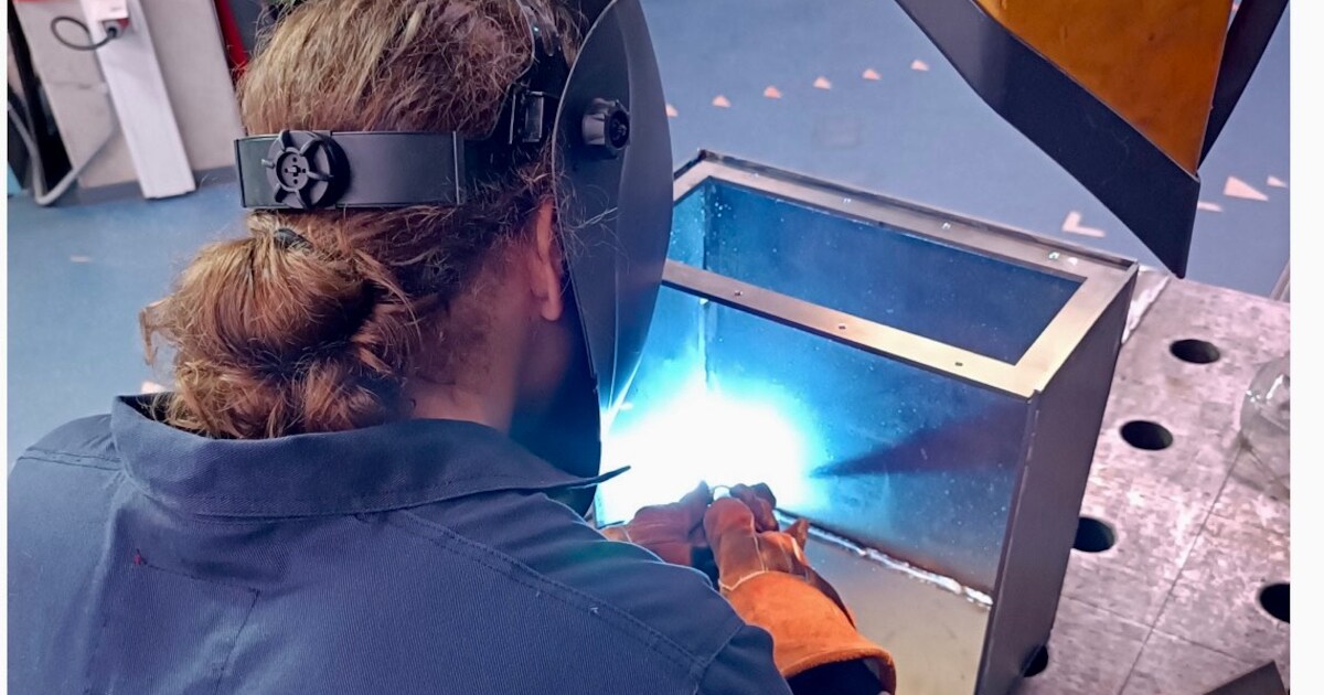 Workshop lassen en metselen bij SG Gerrit Rietveld | Waterland | AD.nl