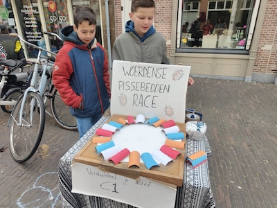 Hoe dan? Jongeren laten pissebedden racen op de vrijmarkt in Woerden (video)