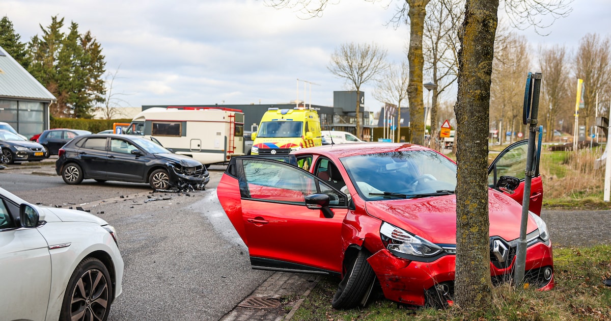 Twee auto's in botsing op de Hasker Utgongen in Oudehaske: kind naar ziekenhuis