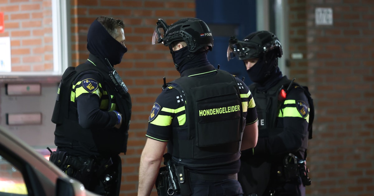 Agenten vallen woning binnen in Delfgauw