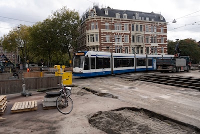 Tram rijdt bovenleiding op Alexanderplein kapot