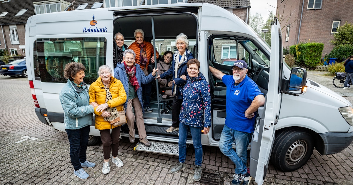 Ouderen schrikken zich rot als ze horen dat ‘uitstapjesbus’ verdwijnt: ‘Ik zal het enorm missen’