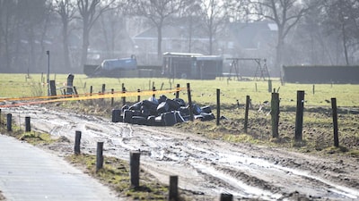 Vaten met verdachte inhoud gevonden op Veeneggeweg