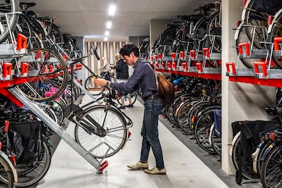 Vernieuwde fietsenstalling Sijpesteijn opent de deuren
