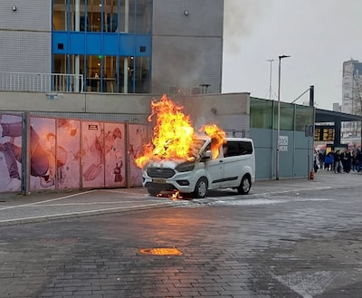 Vlammen schieten uit busje bij station Eindhoven, brandweer moet binnen half uur twee keer uitrukken