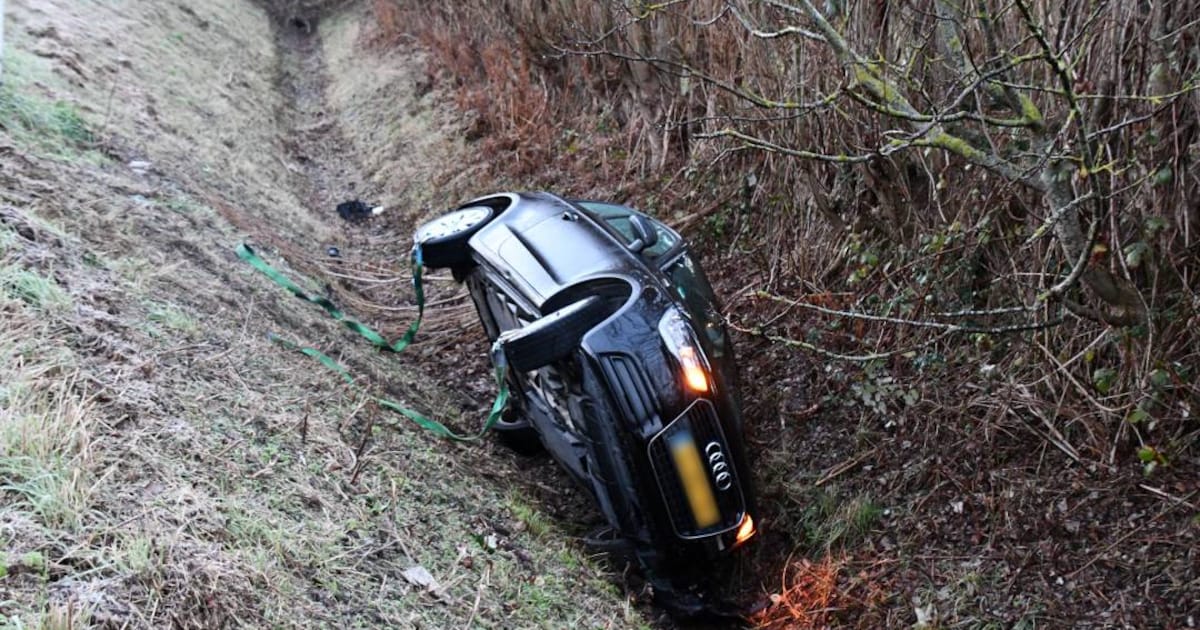 Bestuurder van Audi rijdt van kruising in Lewedorp af door gladheid