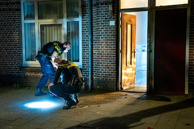 Alerte bewaker verstoort geheime politieoperatie, drie verdachten ontsnappen