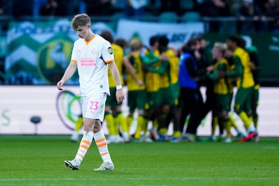 ‘Deze doet pijn’: tien man PSV in slotseconde onderuit bij ADO Den Haag