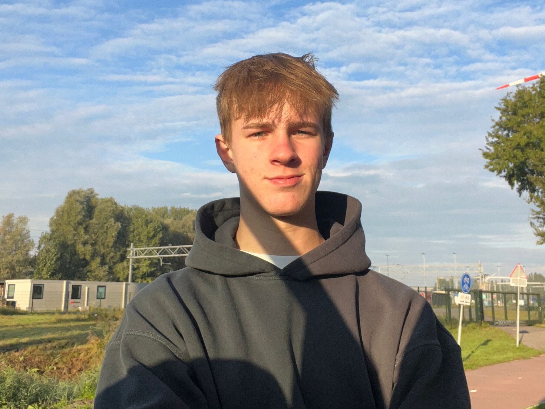 Joris (19) bouwde met vrienden een eigen koffiebar: ‘Vanwege onze leeftijd hebben we toch een gunfactor’