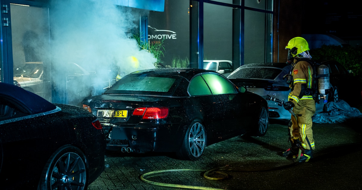 Explosie bij autobedrijf in Barendrecht: auto vliegt in brand, gevel beschadigd