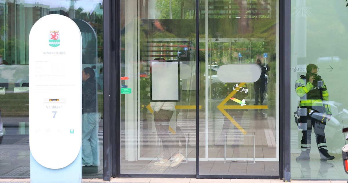 36-jarige Poeldijker aangehouden bij ‘dreigende situatie’ in gemeentehuis