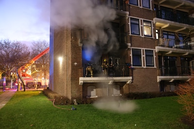 Vuurwerk komt terecht op balkon van woning, huis volledig uitgebrand
