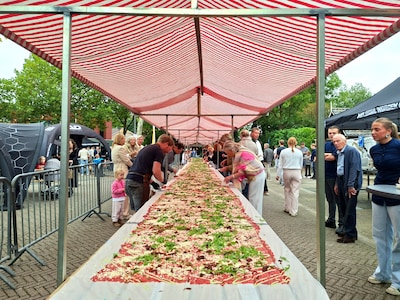Restaurant Kir legt enorme carpaccio van 31 meter op tafel en laat iedereen mee-eten