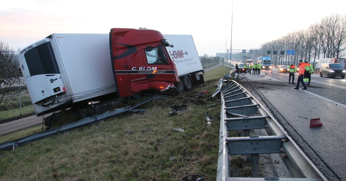 Vrachtwagen rijdt door vangrail op A12 bij Zevenhuizen