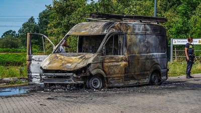 Bestelbus vliegt in brand tijdens rit in Nuland, bestuurder ongedeerd