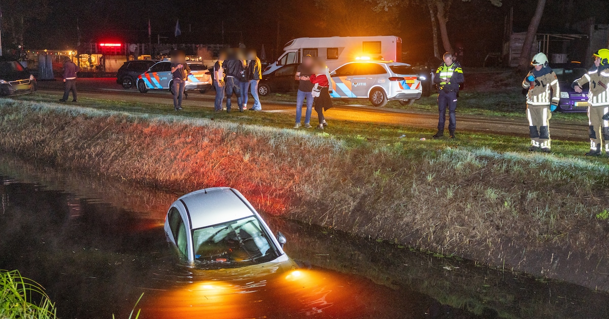 Auto belandt in het water bij Ommen, incident trekt veel bekijks