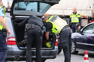 Grote wapenvondst in auto bij Gildehaus: Duitse politie houdt twee inzittenden aan