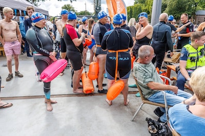 Eerste editie Swim to Fight Cancer in Nieuwegein: ruim 100 deelnemers en 60.000 euro voor kankeronde
