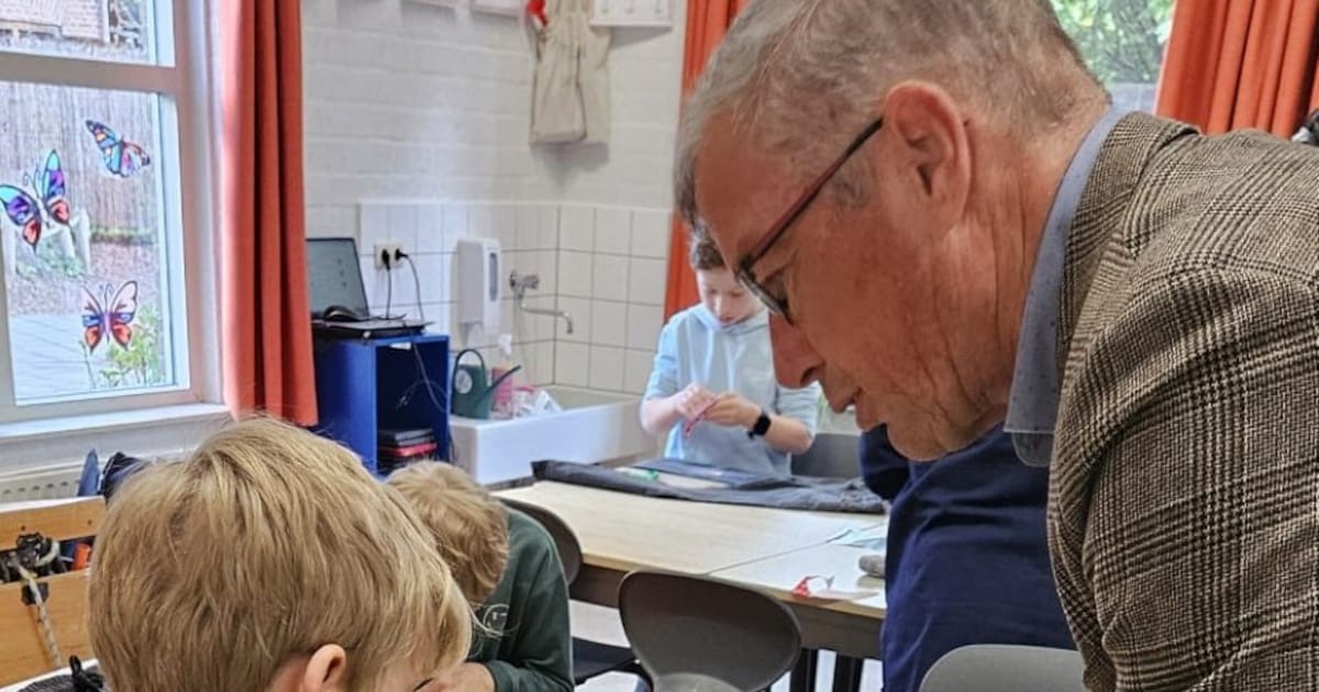 Wethouder De Jonge bezoekt les kleding repareren in Veere