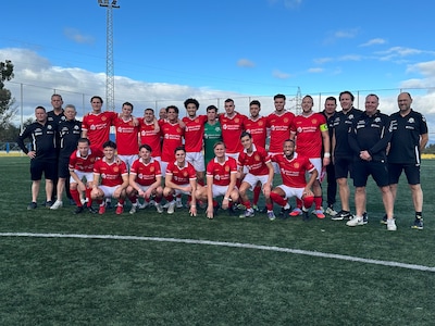 Na wereldgoal op trainingskamp in Spanje zit David ’s avonds aan de gratis sangria