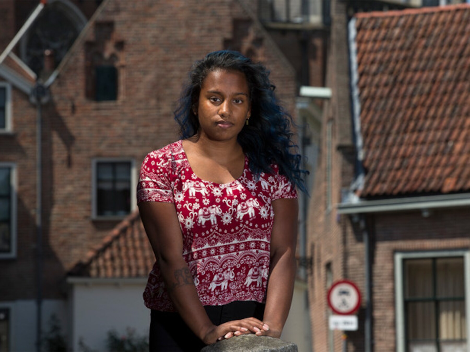 Dilani Butink, geboren op Sri Lanka, geadopteerd door een Nederlands gezin. Rond haar adoptie is veel misgegaan.