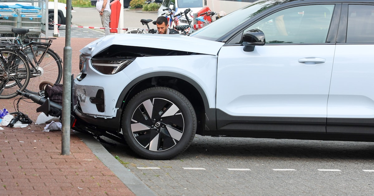 Fietser (70) overlijdt na beknelling tussen auto en muur in Lelystad