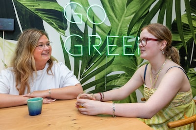 Acht jaar lang hulp en toch bleef Danee (20) worstelen: buiten op een bankje bij Groen veranderde al