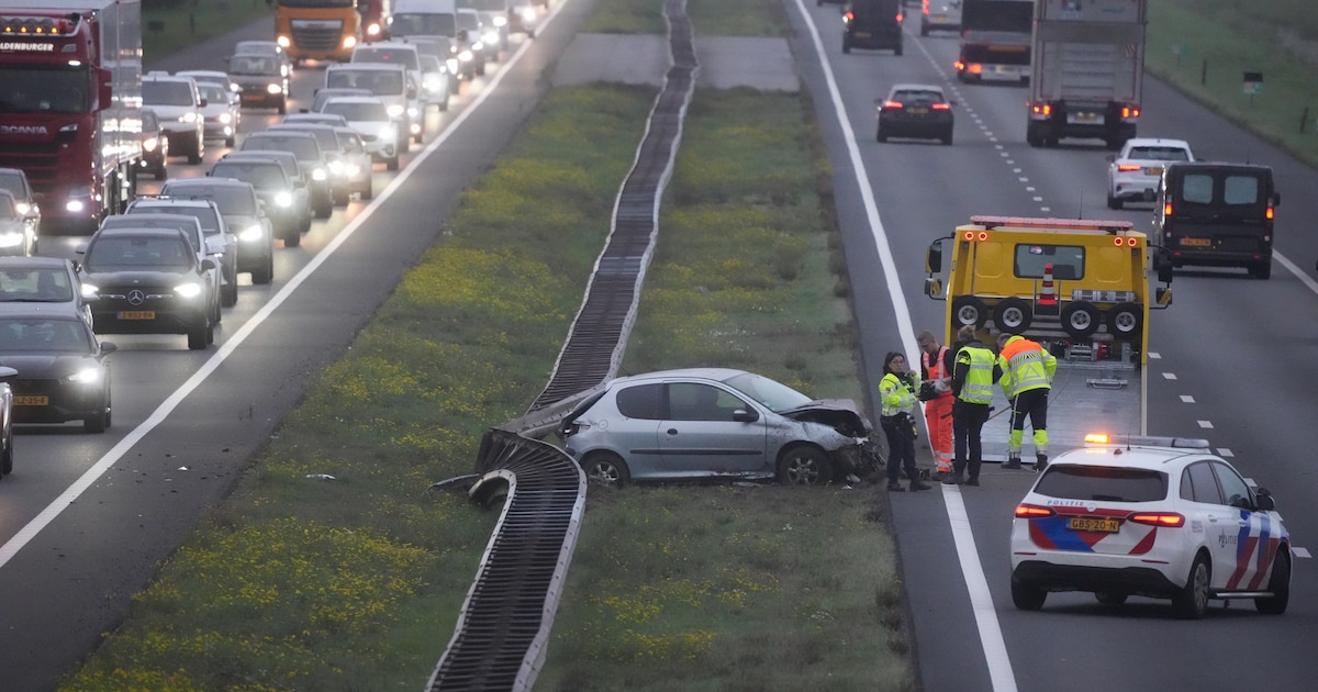 Auto botst tegen vangrail op A28, flinke file richting Hoogeveen | 112 nieuws De Wolden