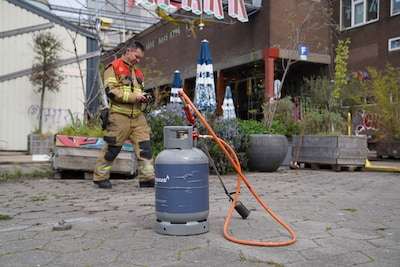 Brandje op Tramkade in Den Bosch door onkruid branden snel onder controle, schade aan gevel