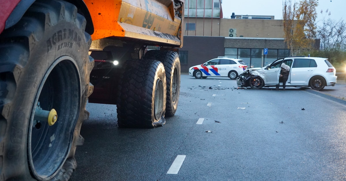 Auto en tractor botsen bij treinstation in Coevorden