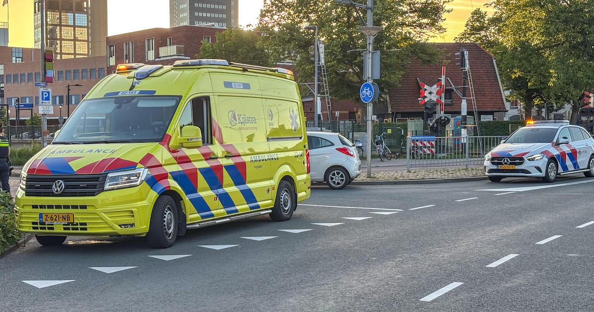 Fietser in botsing met auto op kruising Hollanderdijk en Schrans in Leeuwarden