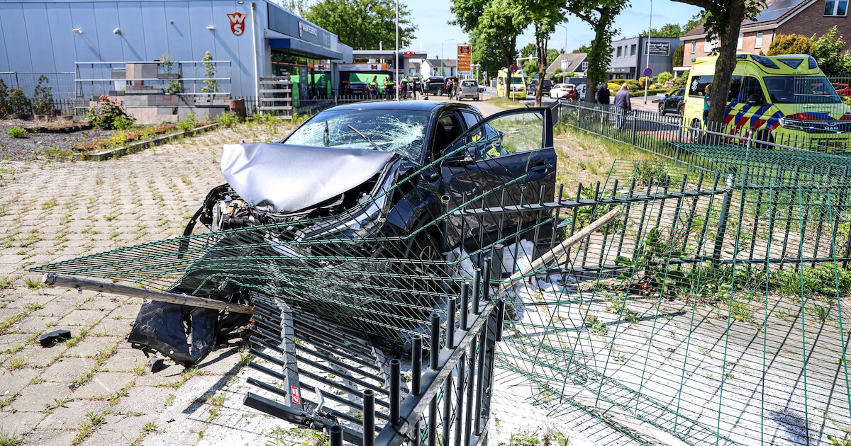 Gewonden en enorme ravage na botsing op de Wolfsbergenweg in Emmen