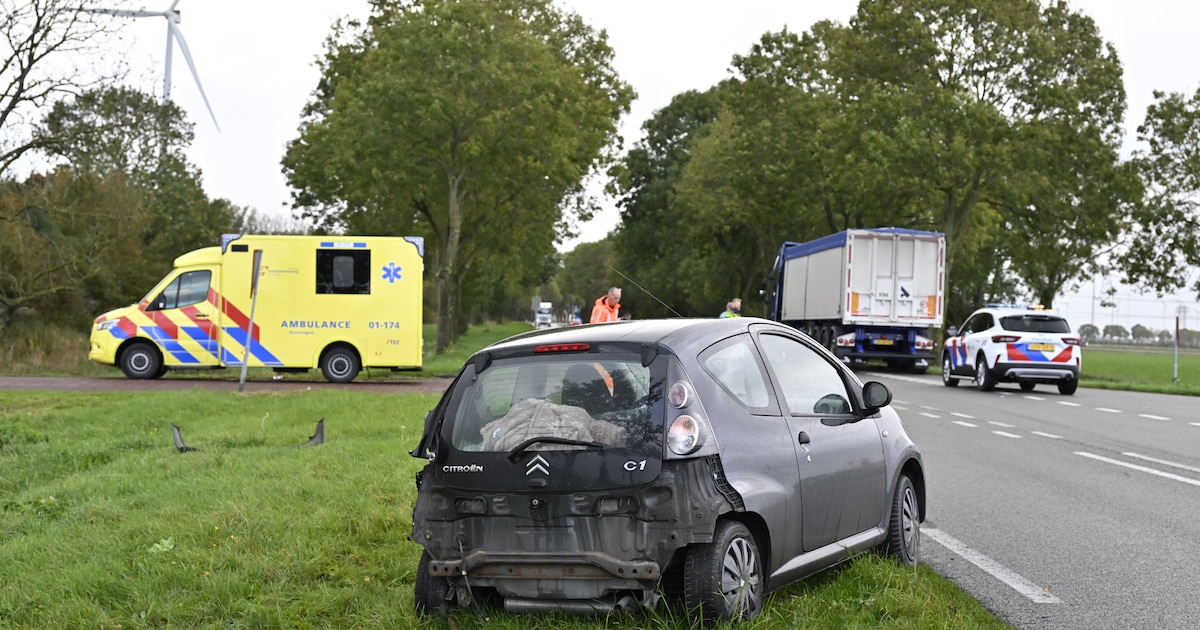 Auto en vrachtwagen in botsing op de N991 in Farmsum