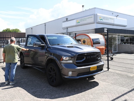 Een te grote auto? Dan mag je in deze gemeente niet meer parkeren na 18.00 uur, ook niet op je eigen oprit