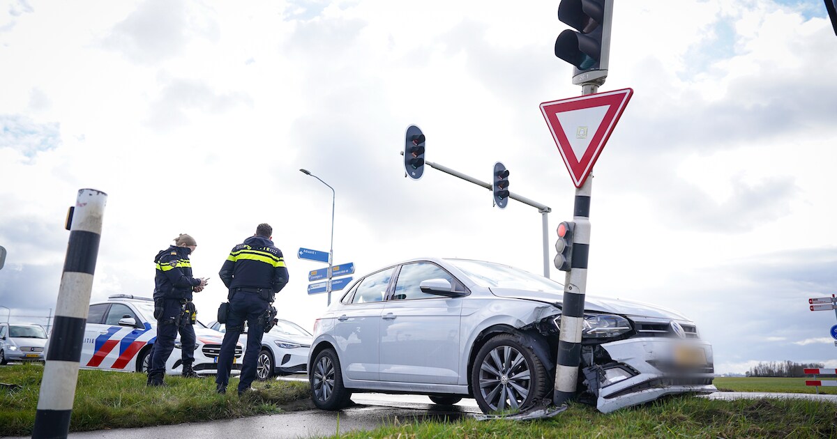 Automobilist ramt verkeerslicht en raakt gewond in Aduard